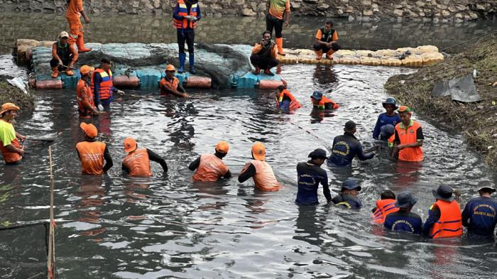 IKAN SAPU-SAPU - Pemprov DKI Jakarta melaksanakan bersih - bersih kali untuk memberantas ikan sapu - sapu yang hidup invasif, di Bantaran Kali Taman Semanan Indah (TSI), Jalan Dharma Griya Raya, Semanan, Kalideres, Jakarta Barat, Jumat pagi (17/4/2026)/