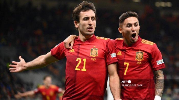 Pemain depan Spanyol Mikel Oyarzabal (kiri) merayakan dengan pemain depan Spanyol Yeremi Pino setelah mencetak gol selama pertandingan sepak bola final Liga Bangsa-Bangsa antara Spanyol dan Prancis di stadion San Siro di Milan, pada 10 Oktober 2021.