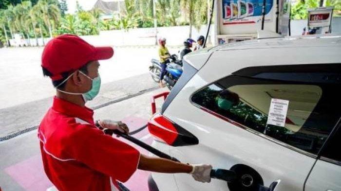 Ilustrasi petugas PT Pertamina saat mengisi BBM di SPBU.