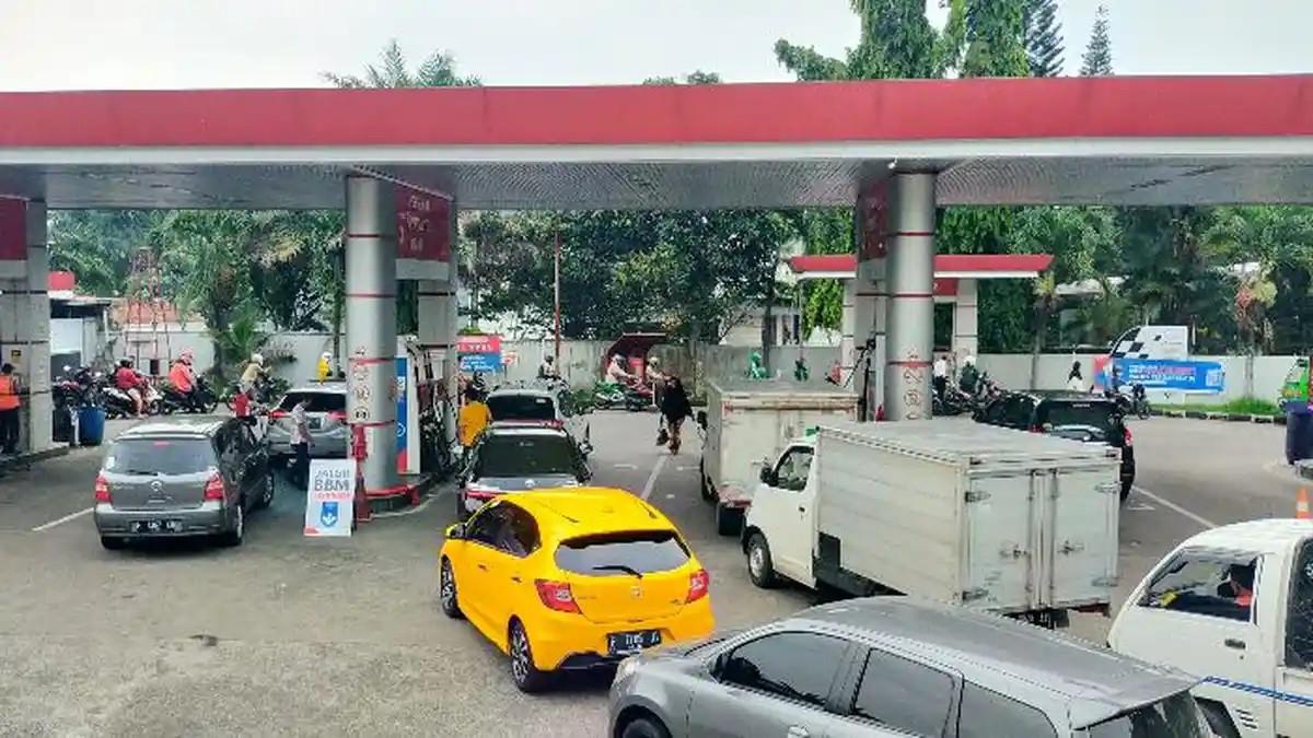 STOK BBM NASIONAL - Aktivitas pengisian bahan bakar minyak oleh pengendara di sebuah SPBU di Indonesia, terkait penjelasan Pertamina mengenai ketahanan stok BBM nasional yang disebut aman selama 21 hari karena distribusi dan pengisian pasokan terus berjalan.
