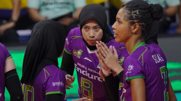 PROLIGA 2026 - Pevoli putri Pertamina Enduro, Megawati Hangestri (tengah) mendengar instruksi rekannya saat menghadapi tim voli Electric PLN dalam pertandingan final four seri kedua Proliga 2026 di Gor Sritex Arena, Solo, Minggu (12/4/2026). TRIBUNNEWS/Muhammad Nursina