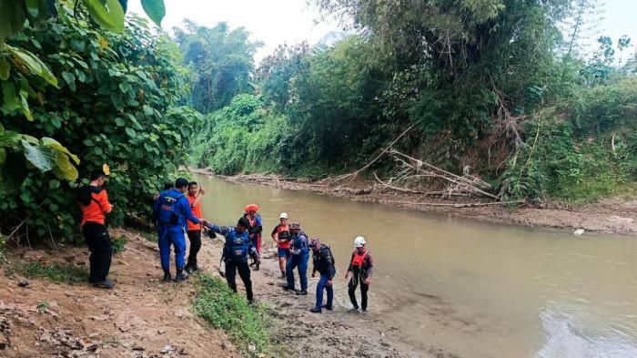 PENCAIRAN KORBAN--Tim SAR Gorontalo lakukan pencarian korban hanyut di Sungai Bulango, Sabtu (18/4/2026). Sumber foto: TribunGorontalo.com/Jefri Potabuga.