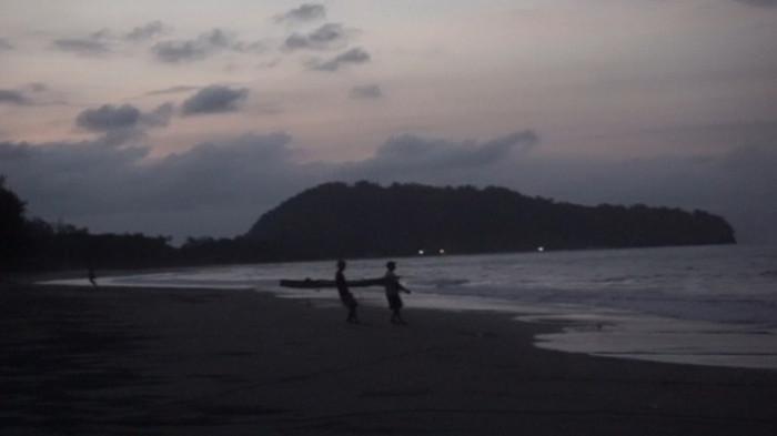 NELAYAN KONAWE UTARA - Foto arsip sejumlah nelayan menangkap ikan dengan jaring di Pantai Wale, Desa Ulu Sawa, Kecamatan Sawa, Kabupaten Konawe Utara (Konut), Provinsi Sulawesi Tenggara (Sultra), beberapa waktu lalu. Berdasarkan prakiraan cuaca BMKG pada laman resminya, kondisi cuaca udara kabur diperkirakan melanda kabupaten ini.(Dok TribunnewsSultra.com)