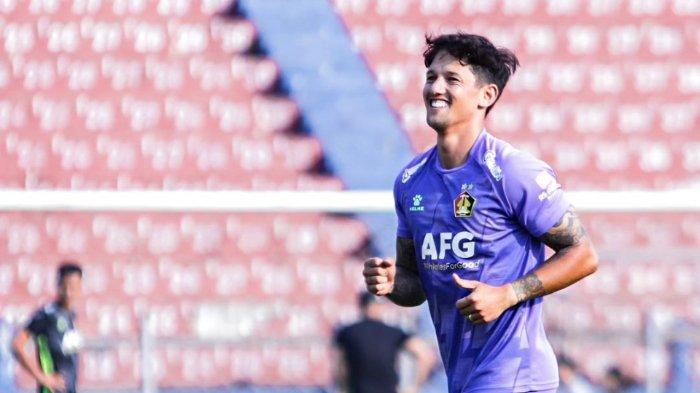 Pemain naturalisasi Indonesia asal Belanda yakni, Irfan Bachdim resmi berseragam Persik Kediri saat bursa transfer pemain Liga 1 2023/2024 paruh musim.