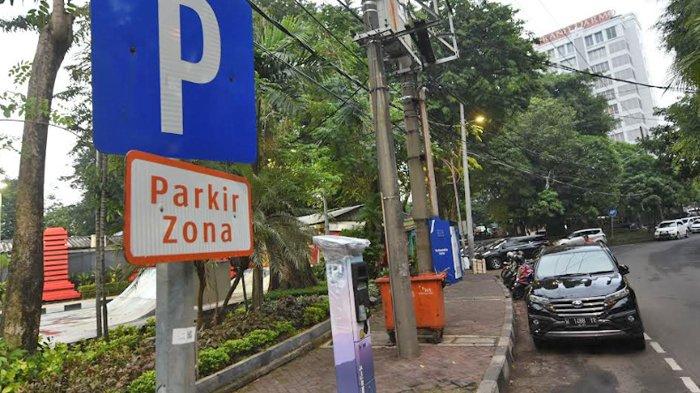 Suasana zona parkir di area Taman Bungkul Surabaya dengan alat parkir yang baru terpasang, Kamis (12//1/2023).