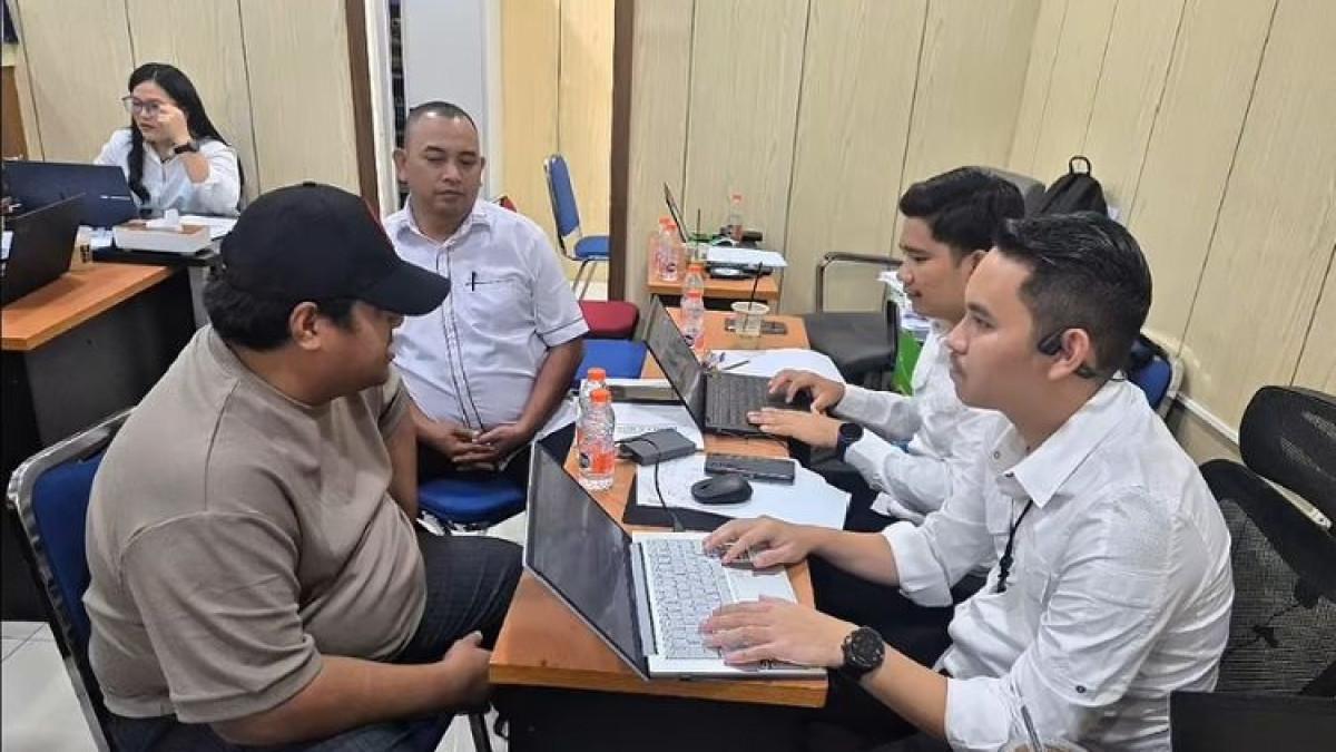 KASUS VIRAL - Polisi memeriksa Mantan Kepala Kepala Kas BNI Unit Aek Nabara, Labuhanbatu, Andi Hakim karena menggelapkan dana jemaat gereja Rp 28 Miliar, Senin (30/3/2026).