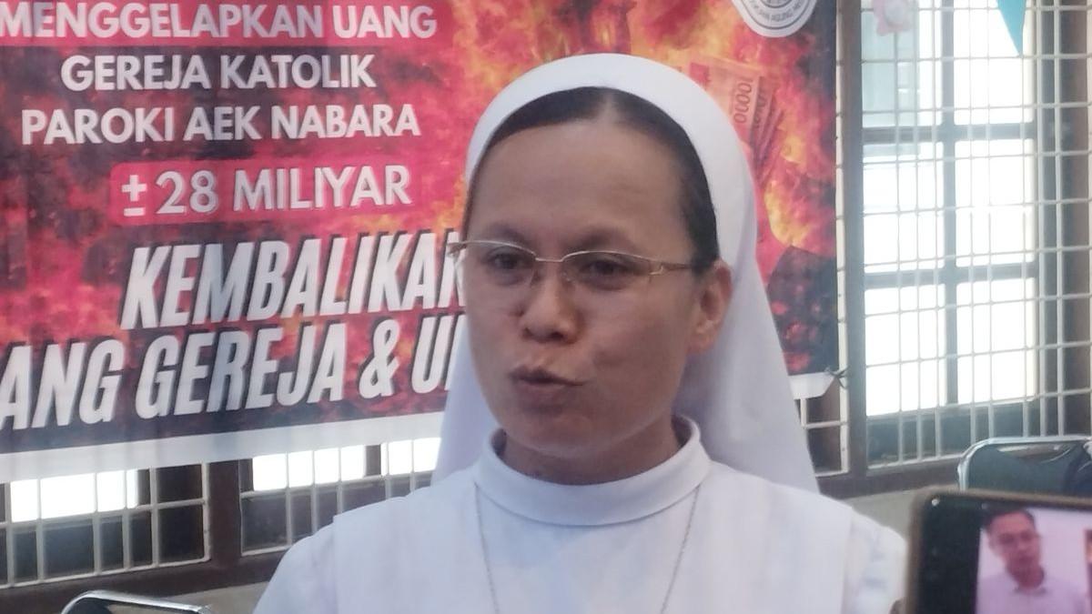 KASUS VIRAL - Bendahara Credit Union (CU) Paroki Aek Nabara, Suster Natalia Situmorang, memberikan keterangan dalam konferensi pers di Aula Serbaguna Gereja Katedral Keuskupan Agung Medan di Jalan Pemuda, Kota Medan, Jumat (10/4/2026).