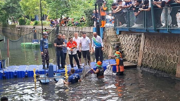 Aktivitas penangkapan ikan sapu-sapu di Jalan Janur Elok VI Blok QD9, Kelapa Gading, Jakarta Utara, Jumat (17/4/2026) pagi.(Foto: Yolanda Putri Dewanti)