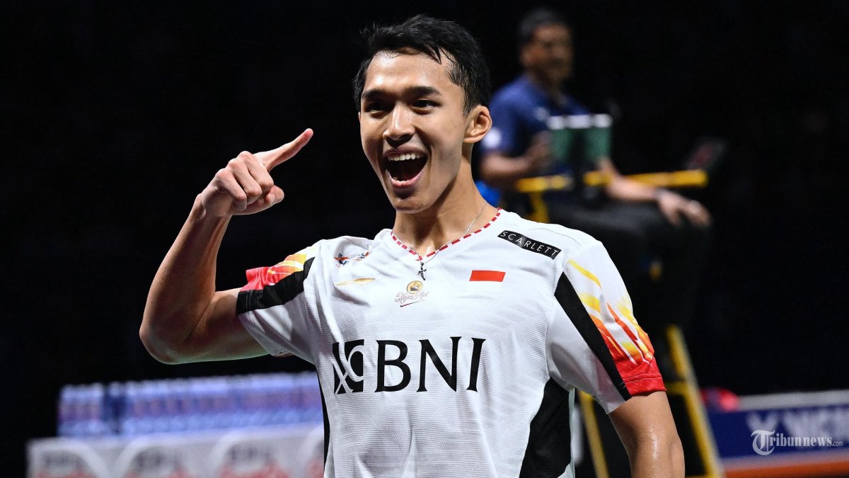 Jonatan Christie dari Indonesia merayakan kemenangannya melawan Li Shi Feng dari Tiongkok pada pertandingan final tunggal putra mereka di turnamen bulu tangkis Piala Thomas dan Uber di Chengdu, di provinsi Sichuan barat daya Tiongkok pada 5 Mei 2024. (WANG Zhao / AFP)