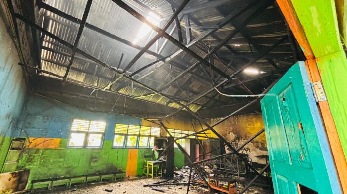 GOSONG TETRBAKAR - Kondisi ruang kelas Pondok Pesantren Hidayatullah Mamuju usai terbakar, Minggu (19/4/2026). Belum diketahui penyebab kebakaran ini