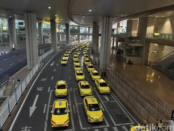 Di Chongqing, China, masyarakat menyebutn taksi kuning dengan 'Ferrari Kuning'.