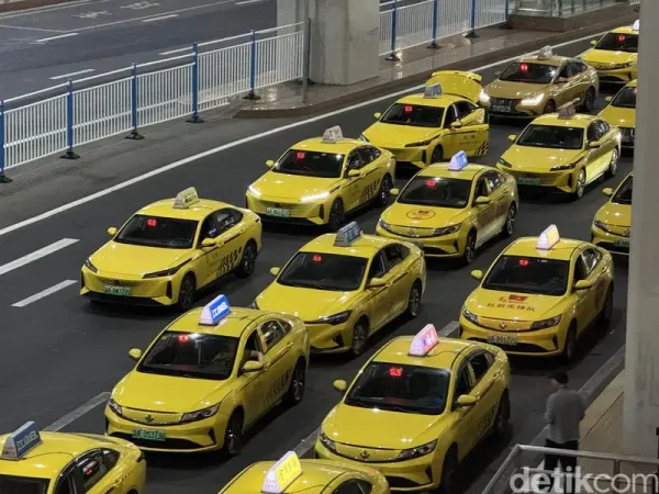 Di Chongqing, China, masyarakat menyebutn taksi kuning dengan 'Ferrari Kuning'.