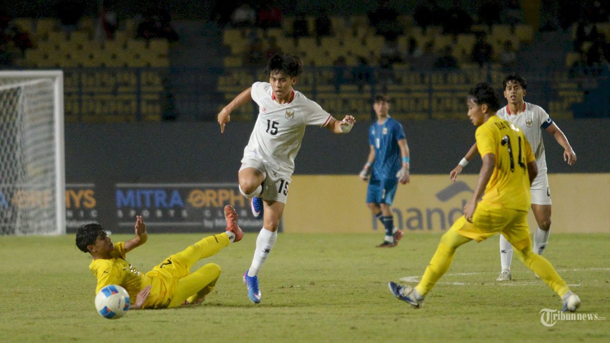 KALAH -  Pemain Timnas Indonesia (jersey putih) saat menghadapi Timnas Malaysia pada laga Asean U-17 Championship 2026 yang berlangsung di Stadion Gelora Joko Samudro Gresik Jawa Timur, Kamis (16/4/2026). Pada laga kedua Timnas Indonesia di Grup A ini pertandingan berakhir kemenangan Tim Malaysia dengan skor akhir 1-0.  (SURYA/HABIBUR ROHMAN) 