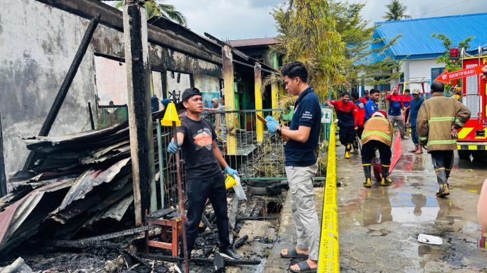 OLAH TKP - Tim Inafis Polresta Mamuju bersama jajaran Polsekta Mamuju melakukan olah Tempat Kejadian Perkara (TKP) di lokasi kebakaran Pondok Pesantren Hidayatullah, Jalan Abd Syakur, Minggu (19/4/2026).
