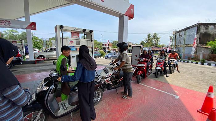 BBM NON SUBSIDI - Suasana anteran Kendaraan hendak mengisi BBM di bagian BBM non-subsidi di SPBU 21.381.09 Rawa Makmur, Kota Bengkulu, Sabtu (18/4/2026). BBM non-subsidi di Bengkulu resmi naik. Pertamax Turbo, Dexlite, dan Pertamina Dex melonjak, namun antrean SPBU tetap normal.