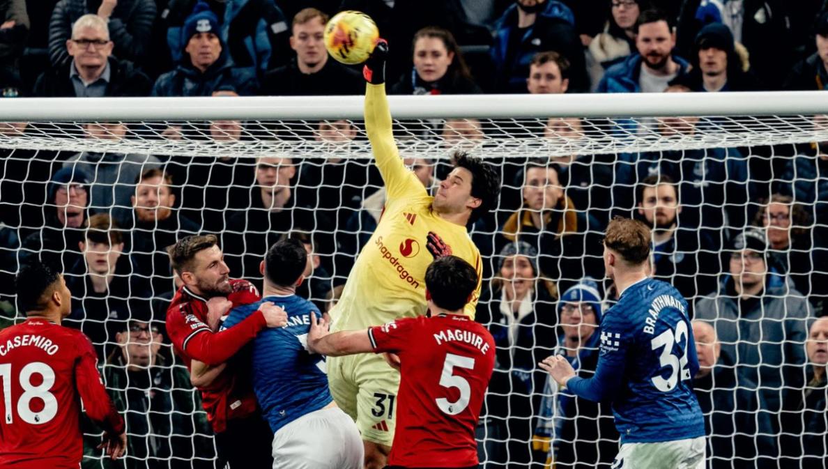 MENINJU BOLA - Aksi kiper Manchester United, Senne Lammens meninju bola dalam pertandingan Liga Inggris antara Manchester United vs Everton. Kini performa ciamik Lammens membuat Setan Merah bakal melepas empat kiper di musim panas mendatang.