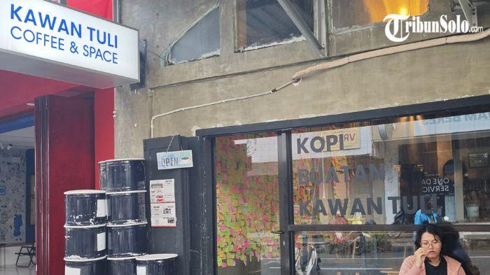 KAWAN DENGAR - Suasana Kawan Tuli Coffee and Space, Pasar Kliwon, Solo, belum lama ini. Di tengah menjamurnya coffee shop di Kota Solo, hadir sebuah konsep yang berbeda dan sarat makna melalui Kawan Tuli Coffee and Space.