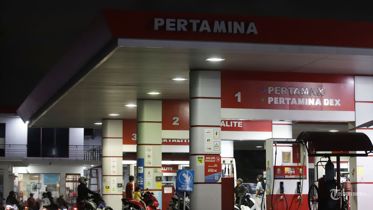 BBM NONSUBSIDI - Suasana stasiun pengisian bahan bakar umum (SPBU) di Jakarta, Sabtu (18/4/2026). Dikutip dari laman resmi Pertamina, Sabtu (18/4), harga Pertamax Turbo hari ini naik Rp 6.300 dari sebelumnya Rp 13.100 menjadi Rp 19.400 per liter. Sementara harga Dexlite naik Rp 9.400 dari Rp 14.200 menjadi Rp 23.600 per liter, dan harga Pertamina Dex hari ini meningkat Rp 9.400 dari Rp 14.500 menjadi Rp 23.900 per liter. Tribunnews/Jeprima