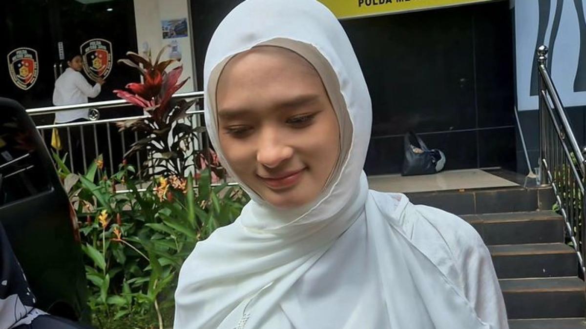 Inara Rusli mengalami gangguan cukup serius pada bagian perut yang memerlukan penanganan medis.