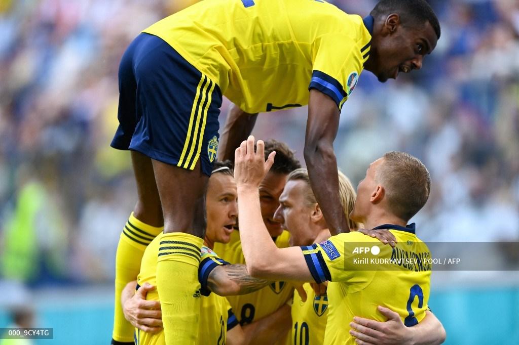 Para pemain Swedia merayakan gol pertama mereka selama pertandingan sepak bola Grup E UEFA EURO 2020 antara Swedia dan Polandia di Stadion Saint Petersburg di Saint Petersburg pada 23 Juni 2021.Kirill KUDRYAVTSEV / POOL / AFP