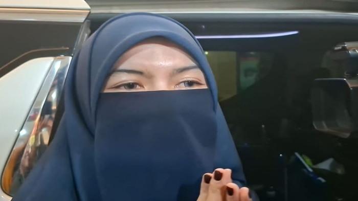 MAWA GUGAT CERAI INSANUL - Selebgram Wardatina Mawa usai menjalani pemeriksaan di Bareskrim Polri, Rabu (4/3/2026). Kuasa hukum mengungkapkan maksud kliennya meminta nafkah Rp100 juta dan emas 45 gram.
