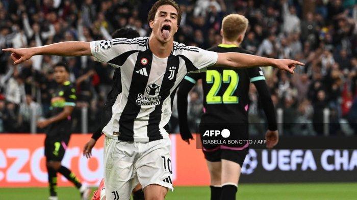 TRANSFER KENAN YILDIZ - Penyerang Juventus asal Turki #10 Kenan Yildiz (tengah) merayakan gol pertama timnya selama pertandingan sepak bola putaran pertama Liga Champions UEFA antara Juventus FC dan PSV Eindhoven, di Stadion Juventus di Turin pada 17 September 2024. Chelsea siap tikung Liverpool untuk dapatkan tanda tangan Kenan Yildiz. (Foto Arsip, September 2024)(Foto oleh Isabella BONOTTO / AFP)