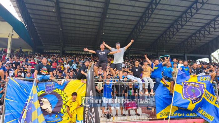 SUPORTER - Suporter Persma Manado selebrasi atas kemenangan Persma Manado yang akhirnya memastikan diri sebagai juara Liga 4 Piala Gubernur Sulawesi Utara (Sulut) usai menaklukkan Bolsel FC di partai final yang digelar di Stadion Klabat, Minggu (19/4/2026). Kemenangan Persma Manado tak lepas dari penampilan gemilang pemain bernomor punggung 13, Herrie Lontoh