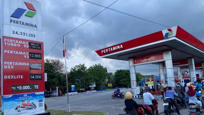 ANTRIAN DI SPBU - Pantauan di lapangan, harga BBM di SPBU kawasan Jalan Ahmad Yani, Pasar Pagi, harga Pertamax (RON 92) tercatat Rp12.600 per liter, Dexlite Rp14.500 per liter, sementara Pertalite tetap di angka Rp10.000 per liter, Selasa (31/3/2026).