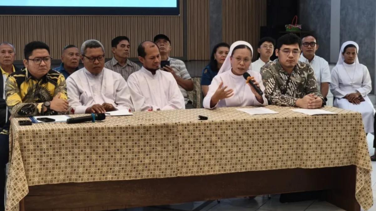 PENGGELAPAN DANA GEREJA - Bendahara Credit Union (CU) Paroki Aek Nabara, Suster Natalia Situmorang, memberikan keterangan dalam konferensi pers di Aula Serbaguna Gereja Katedral Keuskupan Agung Medan di Jalan Pemuda, Kota Medan, Jumat (10/4/2026).