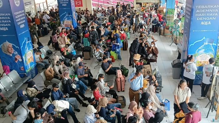 RUANG TUNGGU PENUH - Kepadatan pada ruang tunggu di Terminal Kampung Rambutan, Ciracas, Jakarta Timur, Rabu (18/3/2026). TRIBUNJAKARTA.COM/BIMA PUTRA