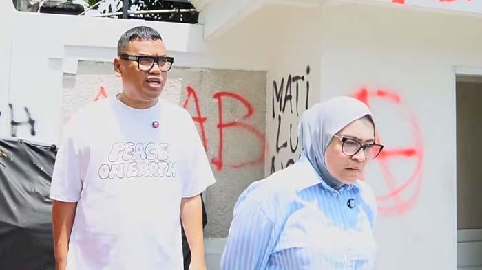 RUMAH UYA KUYA DIJARAH : Tangkapan layar momen pertama kali Uya Kuya masuk ke rumah yang satu bulan lalu dijarah. Istri Uya, Astrid menangis pilu saat tahu barang langka miliknya rusak.
