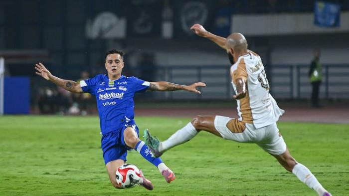 Duel antara pemain Persib Bandung Eliano Reijnders dan bek Dewa United Jonathan Carlos Pereira memperebutkan bola dalam laga pekan ke-13 Super League 2025-2026, Jumat (21/11/2025) di Gelora Bandung Lautan Api (GBLA). (KOMPAS.com/ADIL NURSALAM)