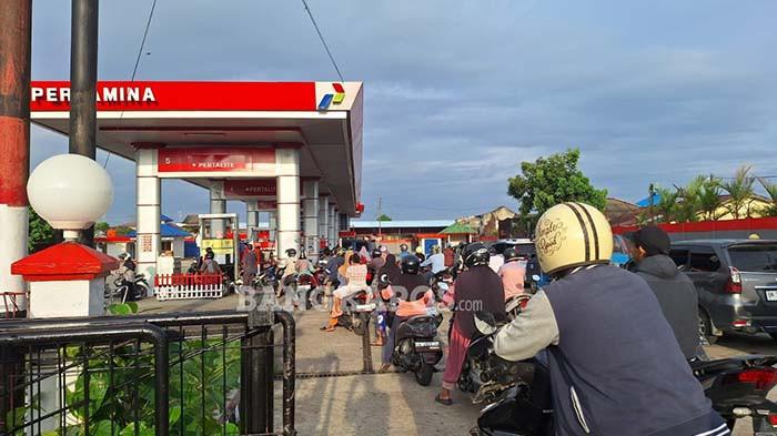 ANTREAN BBM - Antrean kendaran roda dua dan empat di SPBU Jalan A Yani Pangkalpinang, Provinsi Kepulauan Bangka Belitung pada Minggu (16/11/2025).