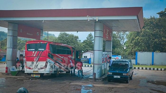 ISI BBM -- Sejumlah kendaraan ketika melakukan pengisian BBM di SPBU 24.331.99 Desa Gadung, Minggu (19/4/2026). Per tanggal 18 April 2026 terdapat tiga produk BBM non subsidi yang mengalami kenaikan harga cukup signifikan.