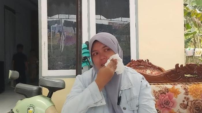 BOCAH HANYUT -- Rica Verawary Mbiuwa (31), Ibu dari Muh Nazril Pakaya (10), bocah yang hanyut di Sungai Bulango, Minggu (19/4/2026). Rica mengenang momen terakhir bersama anaknya.