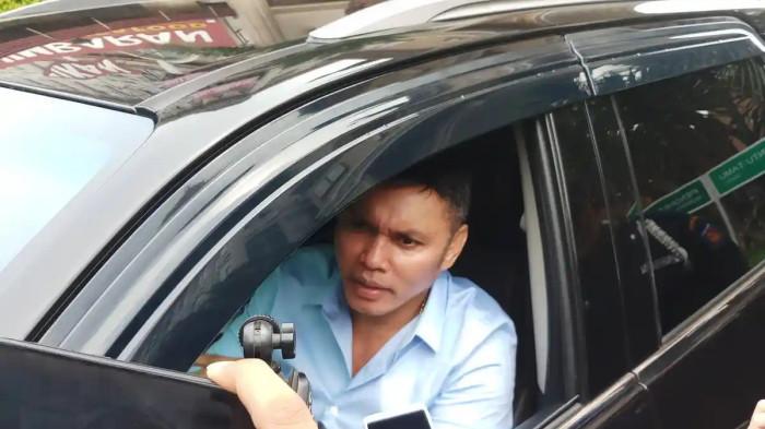 NUS KEI - Nus Kei sedang memberikan keterangan kepada awak media di Polda Metro Jaya, Selasa (23/6/2020). Agrapinus Rumatora yang menjabat Ketua DPC Partai Golkar, Kabupaten Maluku Tenggara, itu tewas ditikam pada Minggu (19/4/2026). 