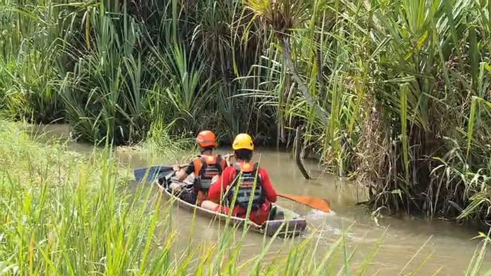 PENCARIAN DI SUNGAI NYIREH -- Tim SAR ketika melakukan pencarian warga hilang di Sungai Nyireh, Desa Delas, Minggu (19/4/2026). Pencarian dilakukan terhadap Doli (38) warga setempat yang hilang akibat serangan buaya ketika tengah mencari ikan.