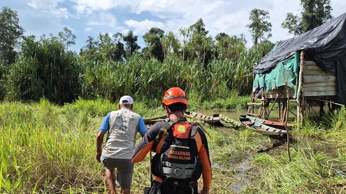 PENCARIAN DI SUNGAI NYIREH -- Tim SAR ketika melakukan pencarian warga hilang di Sungai Nyireh, Desa Delas, Minggu (19/4/2026). Pencarian dilakukan terhadap Doli (38) warga setempat yang hilang akibat serangan buaya ketika tengah mencari ikan.
