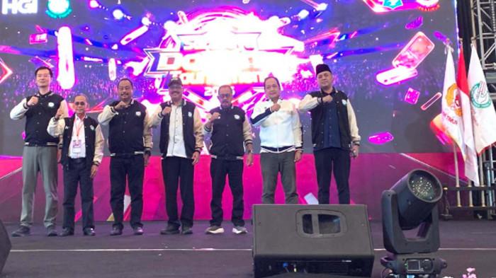Dari kiri ke kanan: Perwakilan HGI, Ray, Ketua Pengprov PORDI Jawa Timur, Muhammad Alyas, Ketua KONI Jawa Timur Muhammad Nabil, Ketua Umum PB PORDI Andi Jamaro Dulung, Wakil Wali Kota Surabaya Armuji,  Kepala Bidang Pembudayaan Olahraga Dinas Kepemudaan dan Olahraga Provinsi Jawa Timur Cepi Sukur Laksana, Pengurus KONI Jawa Timur sekaligus Analis Kebijakan Ahli Madya pada Badan Riset dan Inovasi Daerah (BRIDA) Provinsi Jawa Timur Firman Syah Ali, saat membuka gelaran Surabaya Domino Tournament, Minggu (19/4/2026)
