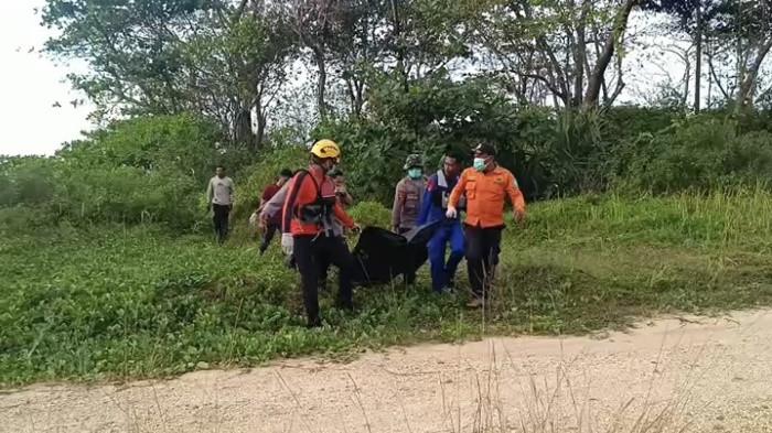 EVAKUASI MAYAT NELAYAN - Tim SAR Gabungan saat mengevakuasi mayat nelayan Parjiman di Pantai Punggur Tuing, Desa Mapur, Kecamatan Riau Silip, Minggu (19/4/2026) sore. Parjiman hilang saat melaut di Perairan Karang Kering, Sungailiat, Bangka pada Rabu (15/4/2026) lalu.