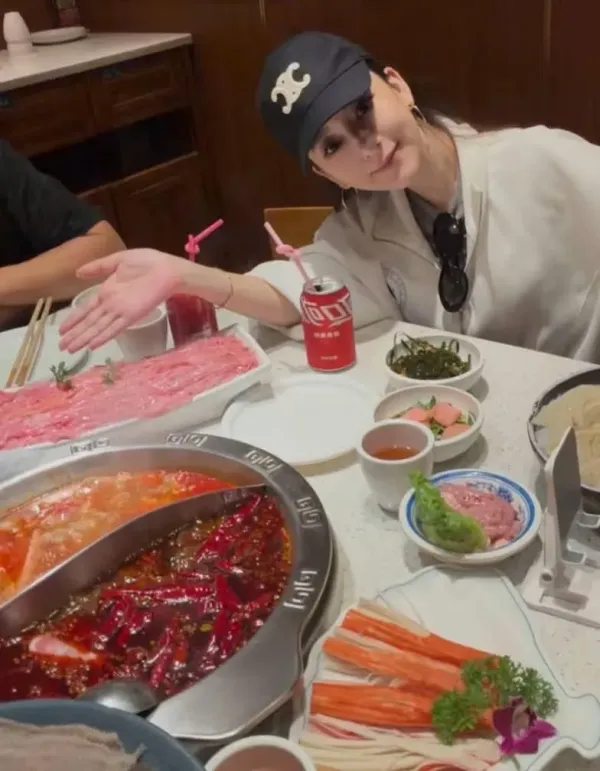 Model Ini Rendam Kaki di Kuah Mala Hotpot untuk Perawatan