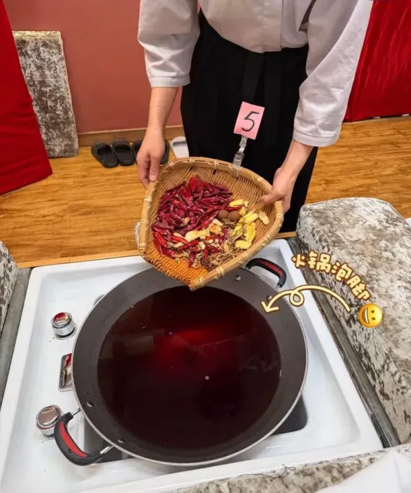 Model Ini Rendam Kaki di Kuah Mala Hotpot untuk Perawatan