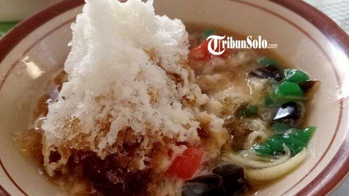 Seporsi es campur ala Warung Es Pak Tomik.
