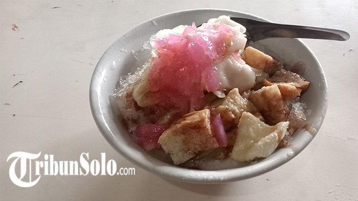 Seporsi Es Campur Coklat, menu yang dijual di Warung Es Campur Pak Kutir.