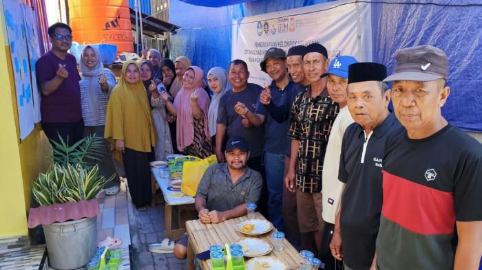 SOSIOLOGI UNM - Nelayan di Pulau Barrang Lompo, Kecamatan Sangkarrang, Makassar, menerima pembekalan dari Tim Pengabdian kepada Masyarakat (PkM) Program Studi Sosiologi Universitas Negeri Makassar (UNM), Minggu (19/4/2026). PkM Sosiologi UNM ini mengusung tema 'Optimalisasi Modal Sosial dan Pemanfaatan Teknologi Penangkapan Ikan' bekerja sama dengan Kelompok Nelayan Sipakainga.