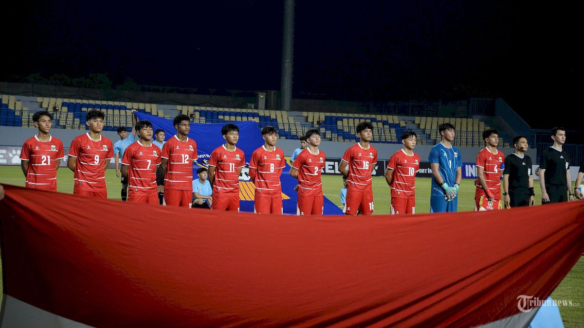 UNGGUL - Pemain Timnas Indonesia U17 menghadapi tim Timor Leste pada la Asean U-17 Championship yang berlangsung di Stadion Joko Samudro Gresik, Jawa Timur, Senin (13/4/2026) malam. Pada laga kedua Grup A ini Timnas Indonesia U17 berhasil mengungguli Timor Leste dengan skor akhir 4-0 dan selanjutnya akan menghadapi Tim Malaysia pada Kamis (16/4/2026). (SURYA/HABIBUR ROHMAN)