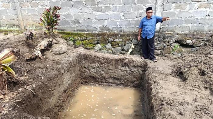 KORBAN KECELAKAAN - Suasana lokasi pemakaman korban kecelakaan di Desa Jeblog, Kecamatan Talun, Kabupaten Blitar, Minggu (19/4/2026). Keempat korban akan dimakamkan dalam satu liang lahat.