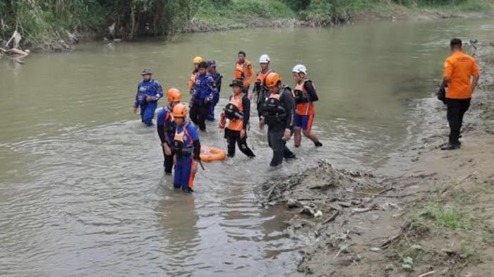 BOCAH HANYUT -- Proses pencarian bocah hanyut di Sungai Bulango, Gorontalo. Basarnas Gorontalo mengungkap kronologi lengkapnya.