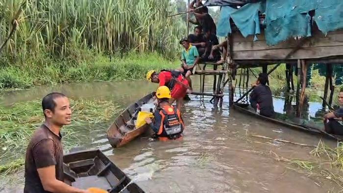 PENCARIAN DI SUNGAI NYIREH -- Tim SAR ketika melakukan pencarian warga hilang di Sungai Nyireh, Desa Delas, Minggu (19/4/2026). Pencarian dilakukan terhadap Doli (38) warga setempat yang hilang akibat serangan buaya ketika tengah mencari ikan.