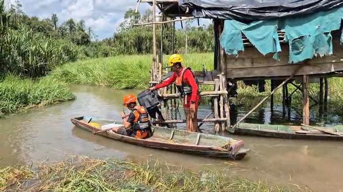 PENCARIAN DI SUNGAI NYIREH -- Tim SAR ketika melakukan pencarian warga hilang di Sungai Nyireh, Desa Delas, Minggu (19/4/2026). Pencarian dilakukan terhadap Doli (38) warga setempat yang hilang akibat serangan buaya ketika tengah mencari ikan.
